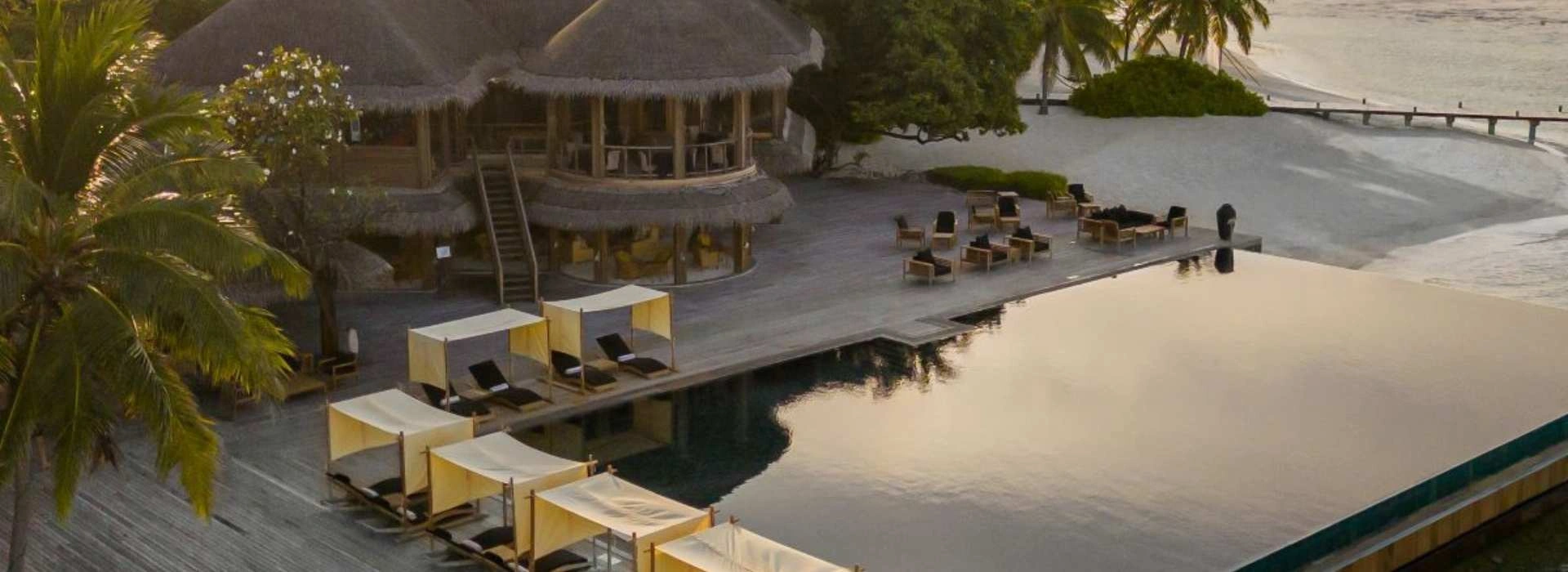 carousel Tropical Escape with Coco Bodu Hithi 2